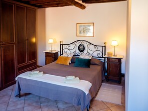 2 室のベッドルーム、セーフティボックス (室内)、アイロン / アイロン台、旅行用ベビーベッド