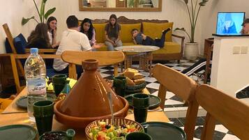 Café da manhã diário mediante uma taxa