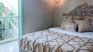 Casa família, 3 quartos, acesso à piscina, vista para a cidade | 3 quartos, individualmente mobiliados, Wi-Fi de cortesia, roupa de cama
