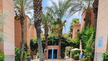 3 albercas al aire libre y salvavidas en la propiedad