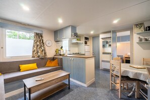 TV, ping pong - Mobile Home 'Mh75 La Tremblade' with Shared Pool, Terrace and Air Conditioning (La Tremblade)