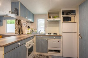 Een koelkast, een magnetron, een oven, een kookplaat