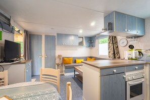 Køleskab, mikrobølgeovn, ovn, kogeplade