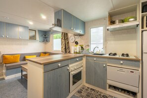 Fridge, microwave, oven, stovetop - Mobile Home 'Mh75 La Tremblade' with Shared Pool, Terrace and Air Conditioning (La Tremblade)