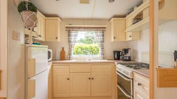 Een koelkast, een microgolfoven, een kookplaat