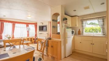 Een koelkast, een microgolfoven, een kookplaat