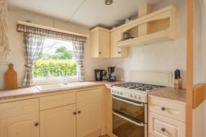 Fridge, microwave, stovetop, coffee/tea maker - Mobile Home 'Mobilhome Mh287 La Tremblade' with Shared Pool (La Temblade)