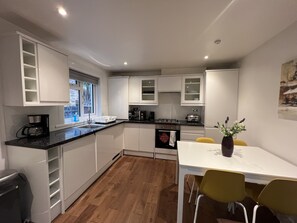 Réfrigérateur, micro-ondes, four, lave-vaisselle