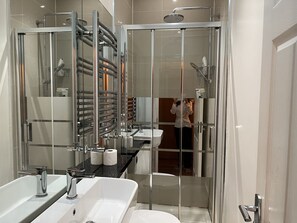 SĂšche-cheveux, serviettes fournies, savon, papier toilette