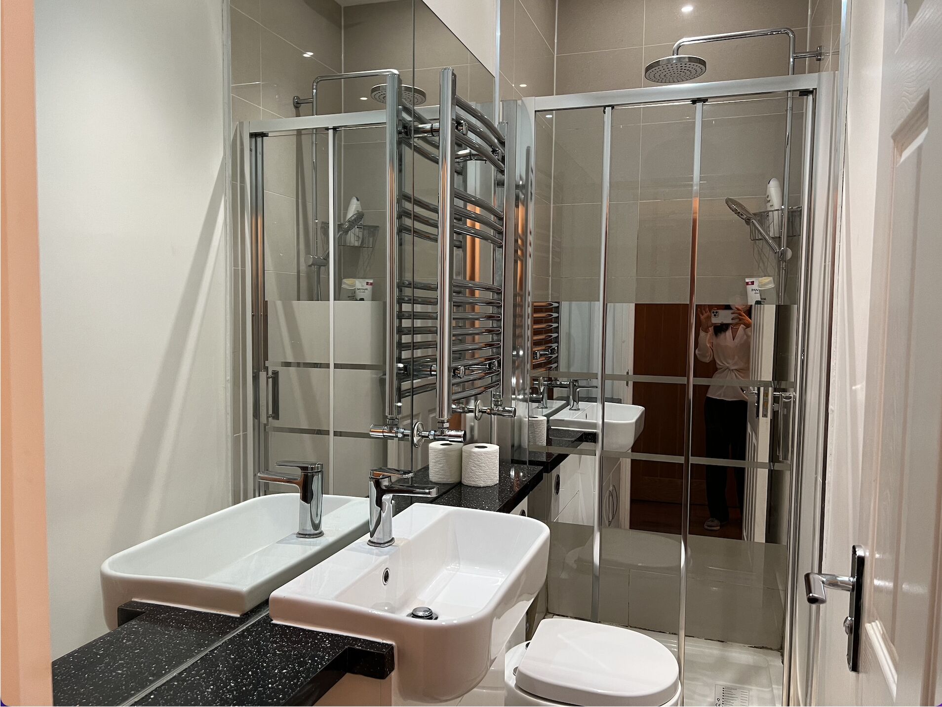 Asciugacapelli, asciugamani, sapone, carta igienica