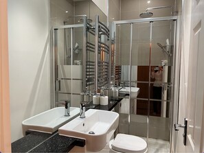 Sèche-cheveux, serviettes fournies, savon, papier toilette