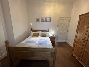 2 quartos, ferros/tábuas de passar roupa, Wi-Fi, roupa de cama