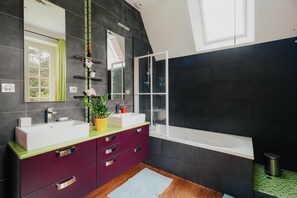 Shower, hair dryer, towels - Villa la côte du chat 3★ direct. st malo-dinard (HEDE-BAZOUGES)