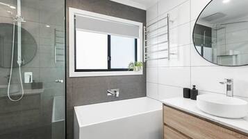 Toallas, jabón, shampoo, papel de baño
