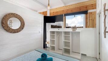 StrykjÀrn/strykbrÀda, gratis wi-fi och sÀngklÀder