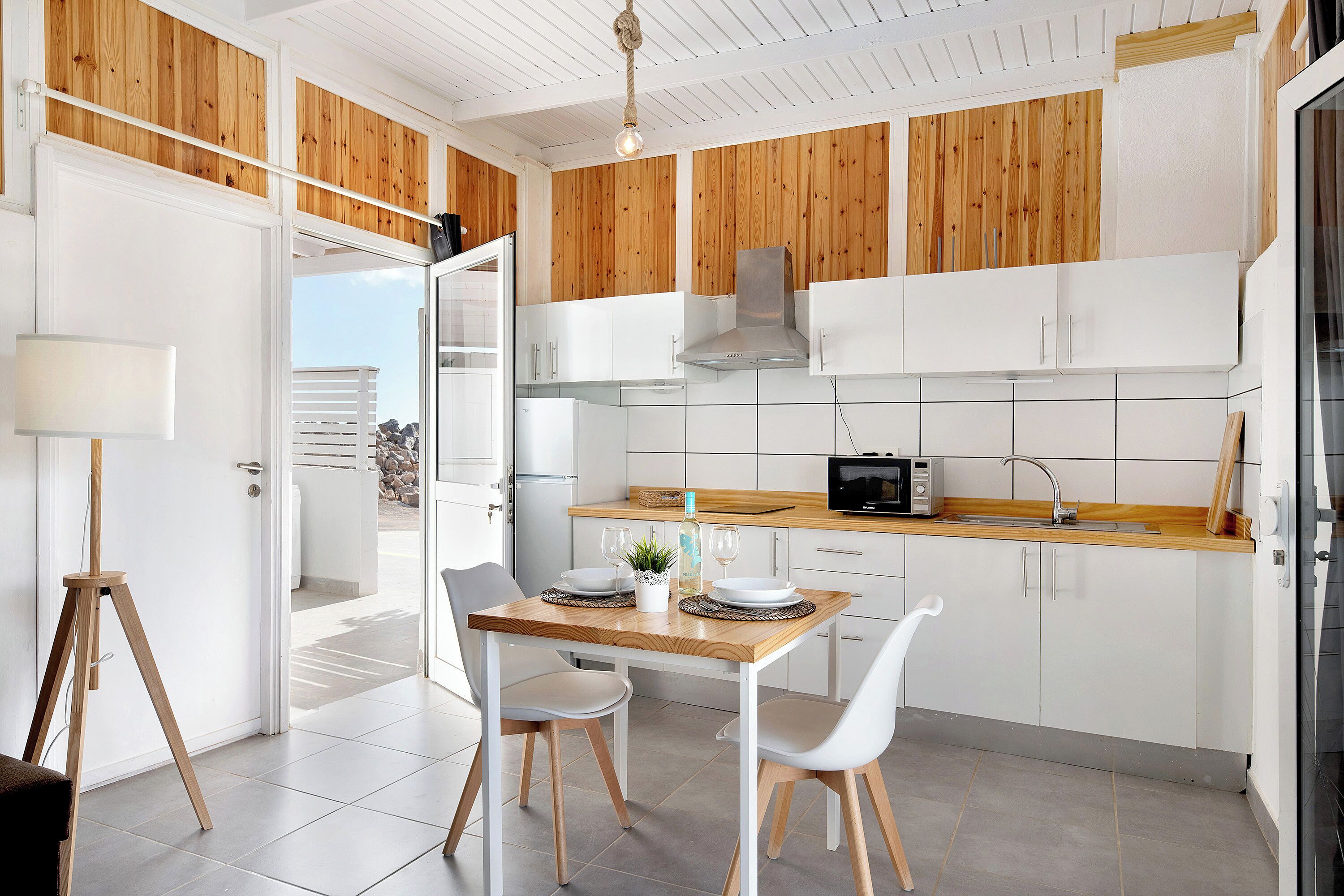 Refrigerador, microondas, placa de cocina, cafetera/tetera