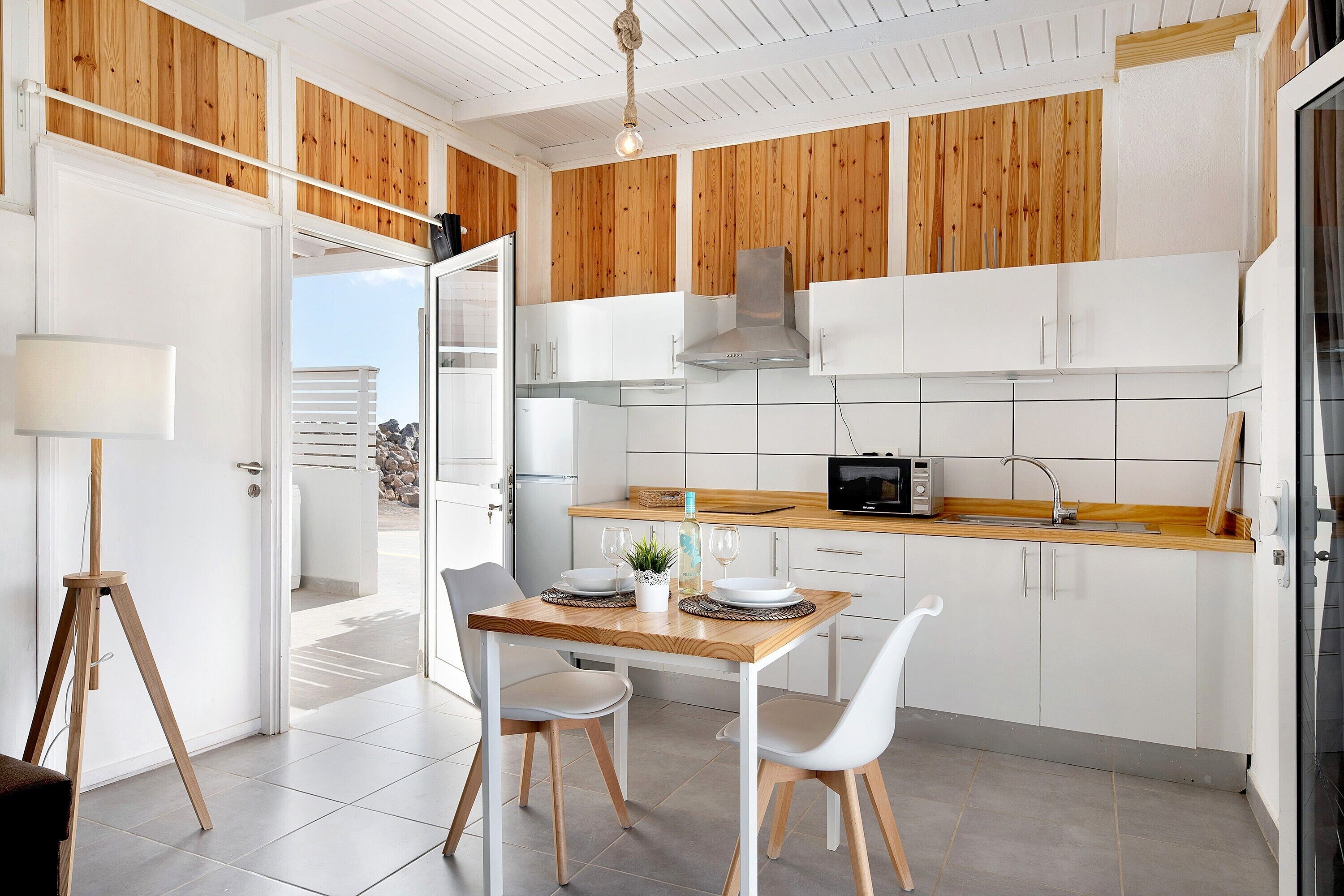 Kylskåp, mikrovågsugn, spishäll och kaffe- och tebryggare