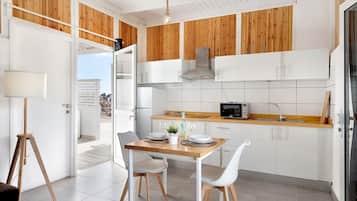 KylskÄp, mikrovÄgsugn, spishÀll och kaffe- och tebryggare