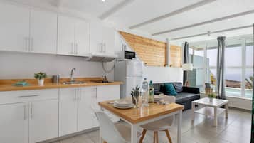 Réfrigérateur, micro-ondes, plaque de cuisson, cafetiÚre/bouilloire