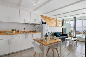 Réfrigérateur, micro-ondes, plaque de cuisson, cafetière/bouilloire