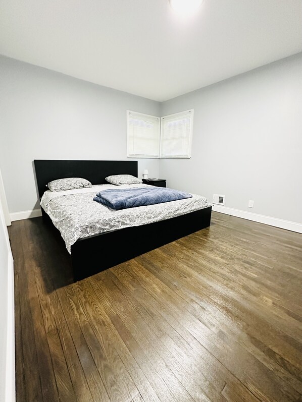 3 bedrooms, iron/ironing board, WiFi, bed sheets