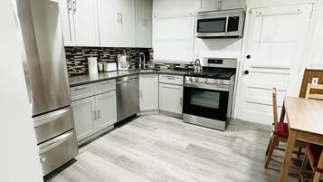 Microondas, horno, parrilla de estufa y lavavajillas