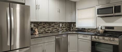 Microondas, horno, parrilla de estufa y lavavajillas