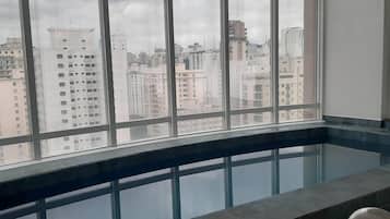 Piscina interna, piscina aquecida