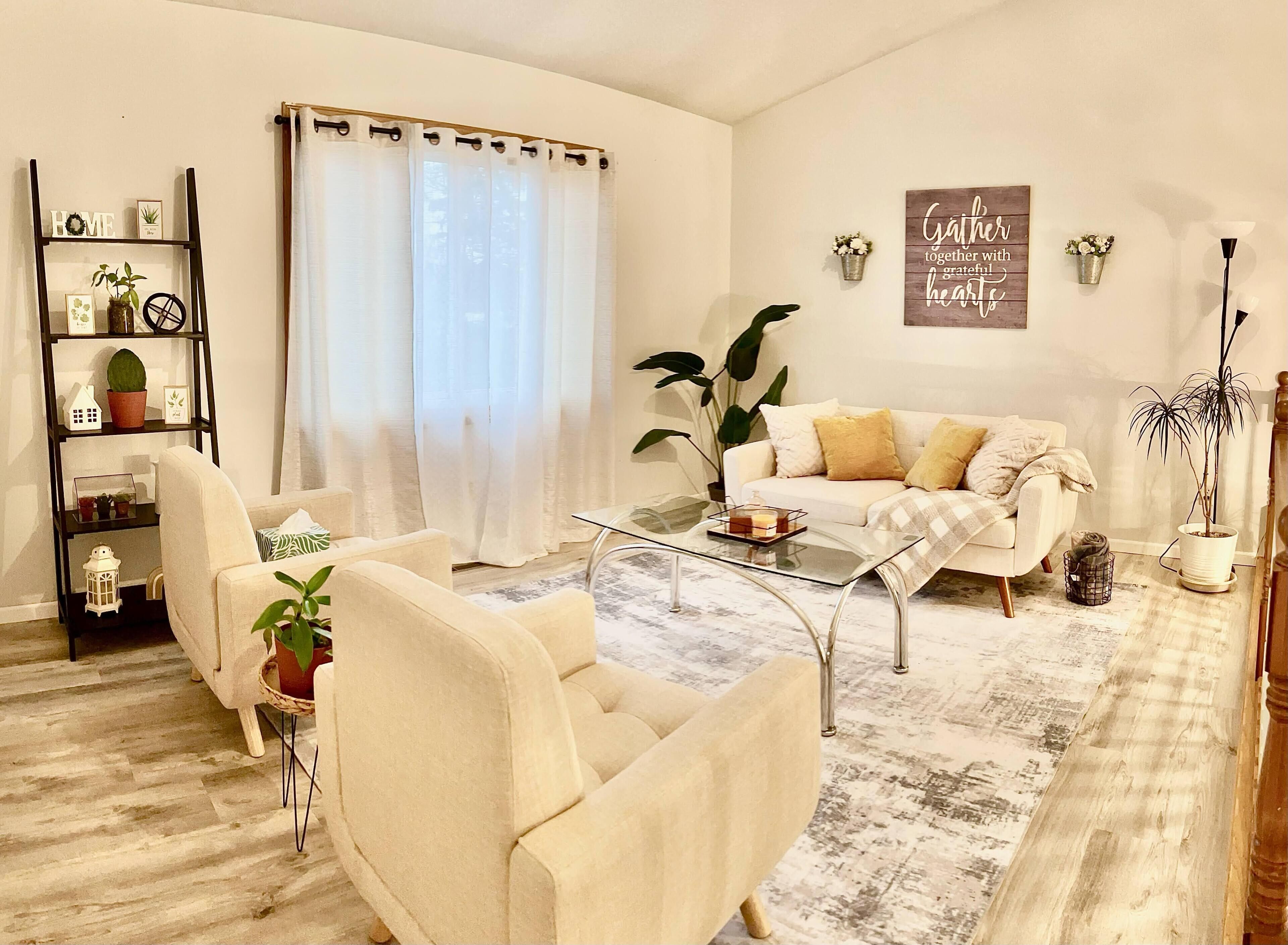 Tranquil 3-Bedroom Retreat: Perfect for Leisure & Work Near Twin Cities