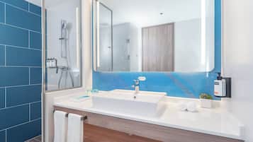 Een douche, gratis toiletartikelen, een haardroger, pantoffels