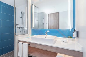 Een douche, gratis toiletartikelen, een haardroger, pantoffels