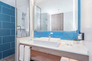 Een douche, gratis toiletartikelen, een haardroger, pantoffels