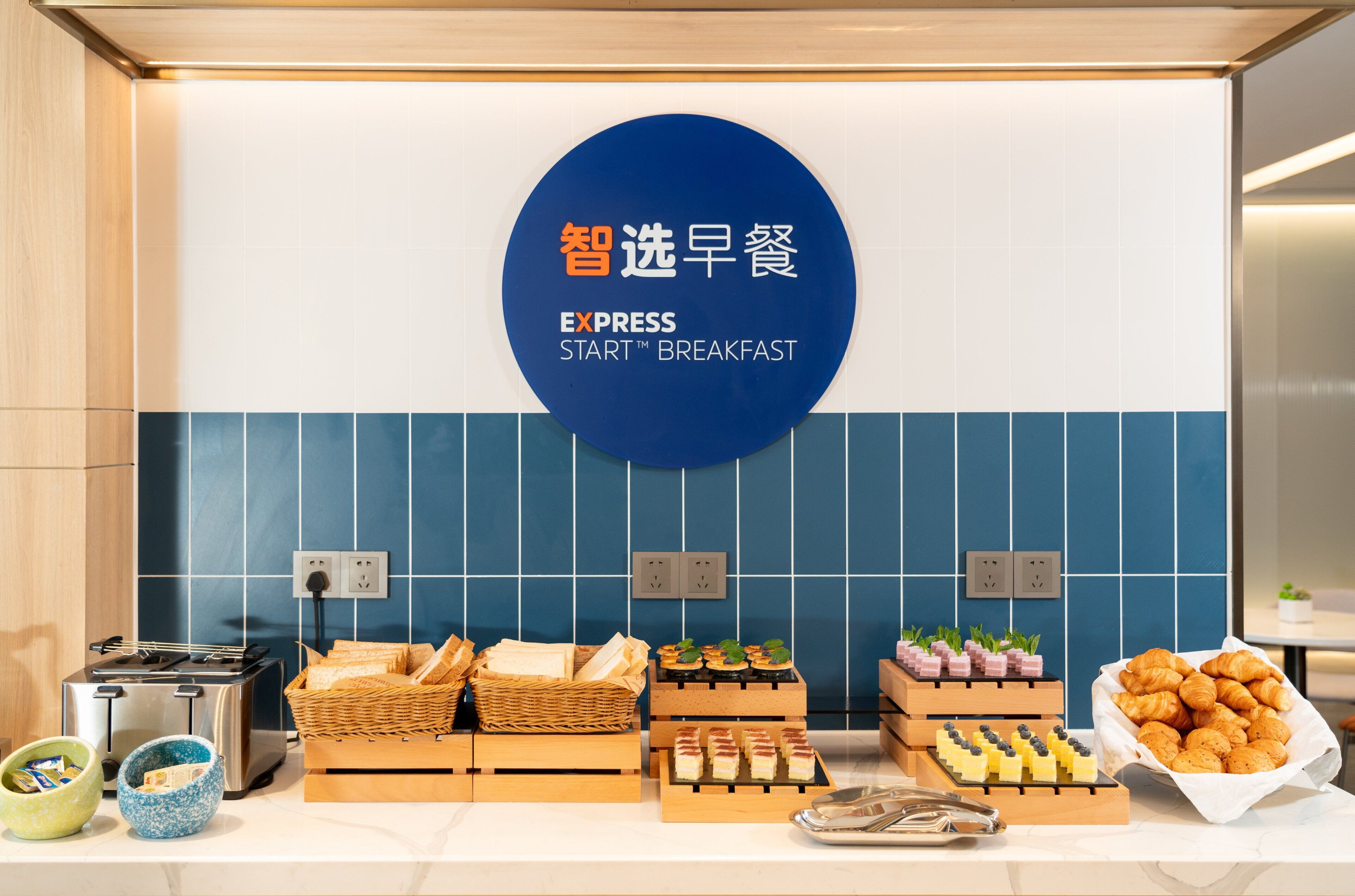 Un buffet de petit-déjeuner proposant divers plats et un panneau indiquant « PETIT-DÉJEUNER EXPRESS ».