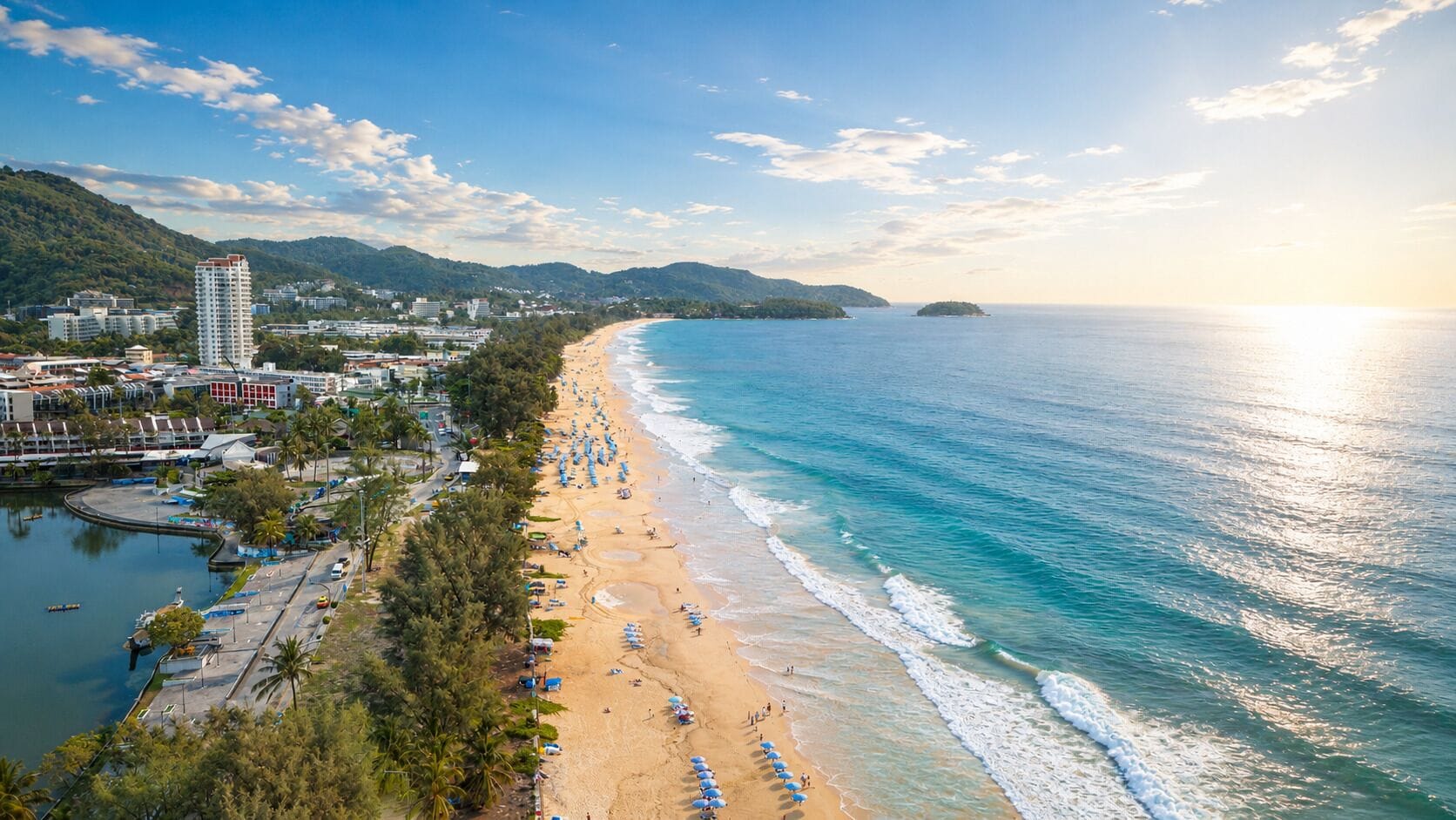 Playa en los alrededores, playa de arena blanca, camastros y sombrillas 
