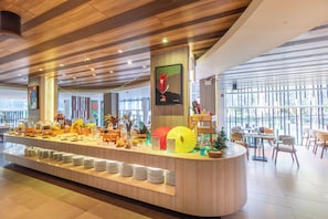 4 restaurants, breakfast served