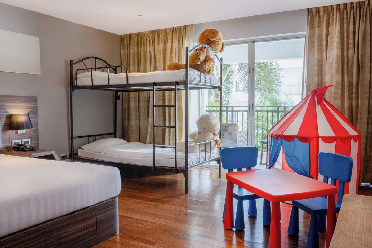 Familie suite, Meerdere bedden | Een minibar, een kluis op de kamer, een bureau, een laptopwerkplek