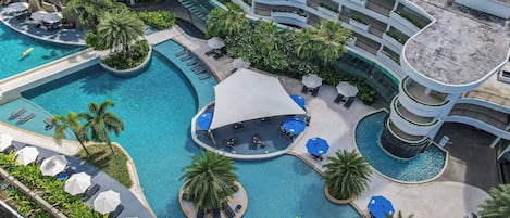 3 piscines extérieures, parasols de plage, chaises longues