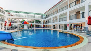 3 outdoor pools, pool umbrellas, pool loungers