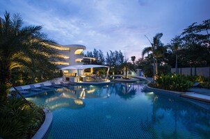 3 outdoor pools, pool umbrellas, sun loungers