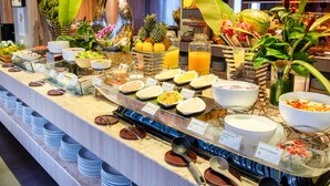 A buffet with various food options and a tropical decor. - Holiday Inn Resort Phuket Karon Beach by IHG (Karon)