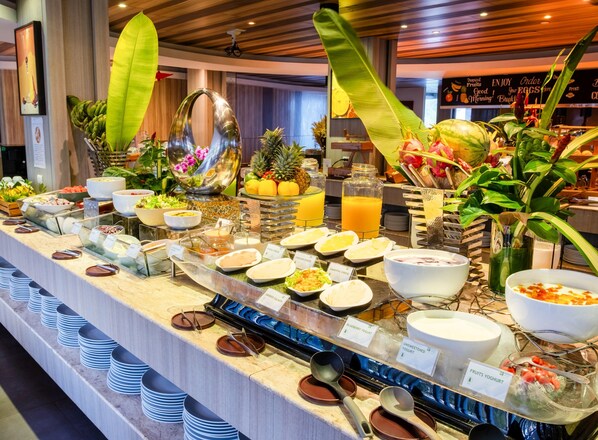 4 restaurants; breakfast, lunch, and dinner served - Holiday Inn Resort Phuket Karon Beach by IHG (Karon)