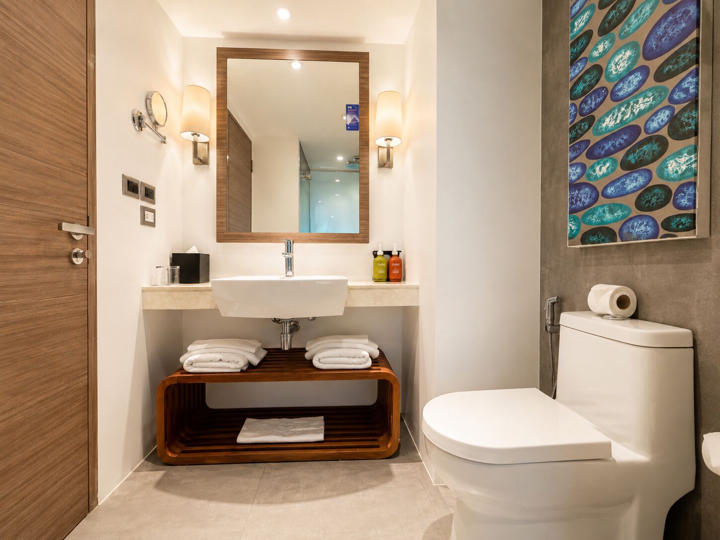 Standard Room, 1 King Bed (Central Building) | Bathroom | Free toiletries, hair dryer, towels, shampoo