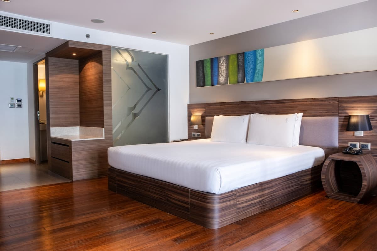 Suite familiare, letti multipli | 1 camera, minibar, una cassaforte in camera, una scrivania