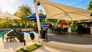 Ofrece almuerzos, cenas y happy hour (con vistas a la piscina)