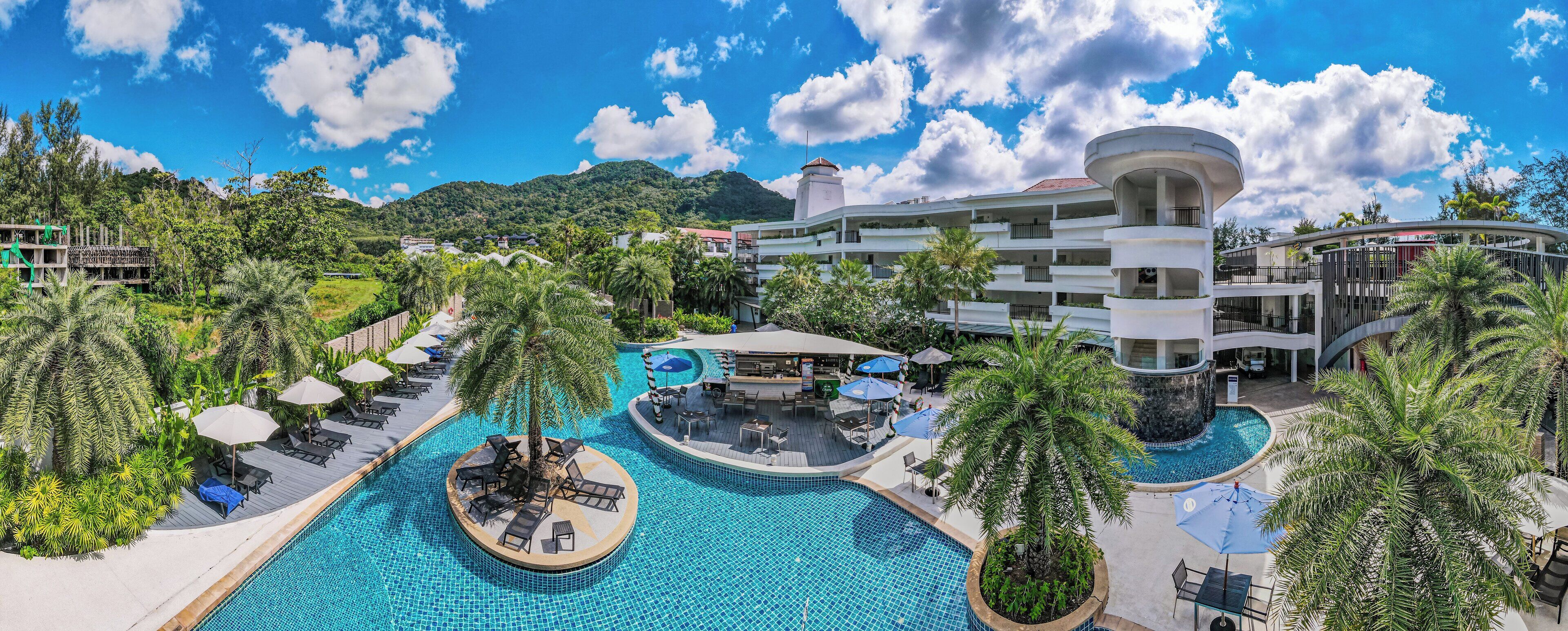 3 piscines extérieures, parasols de plage, chaises longues