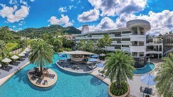 3 albercas al aire libre, sombrillas en la alberca y camastros