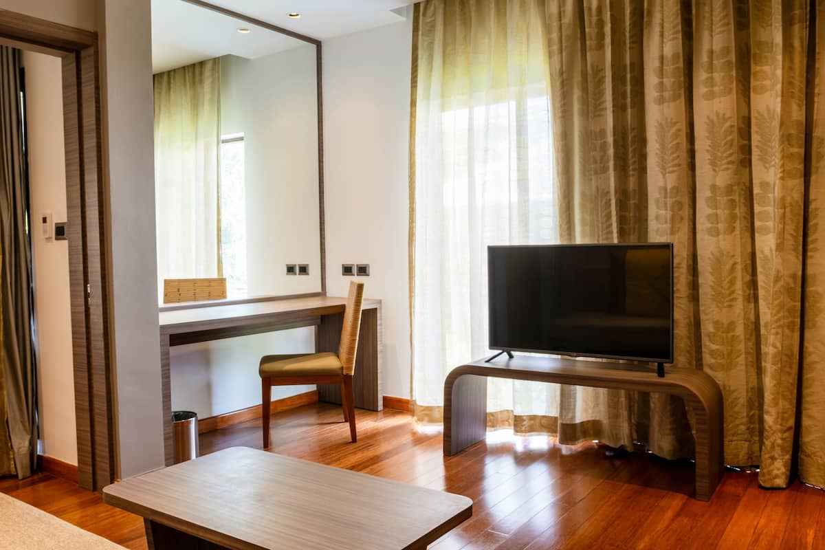 Villa, 1 Bedroom | 1 bilik tidur, bar mini, peti besi dalam bilik, meja