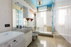 Shower, hair dryer, bidet, towels - GuestHost - Roomy Apartment with Balcony! (Milano)