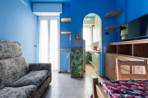 TV - GuestHost - Roomy Apartment with Balcony! (Milano)