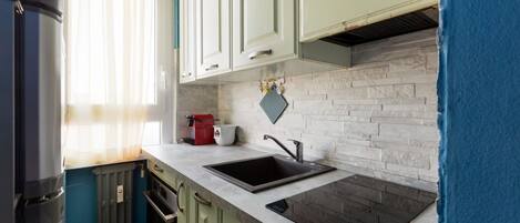 Een microgolfoven, een oven, een kookplaat, een vaatwasser